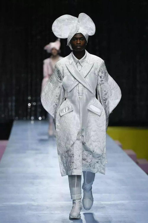 安特卫普迷幻美学 当服装如花绽放的黑暗浪漫主义